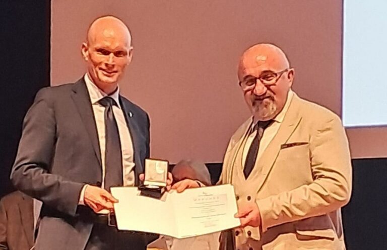 Ehrenplakette für Ayhan Boyraz